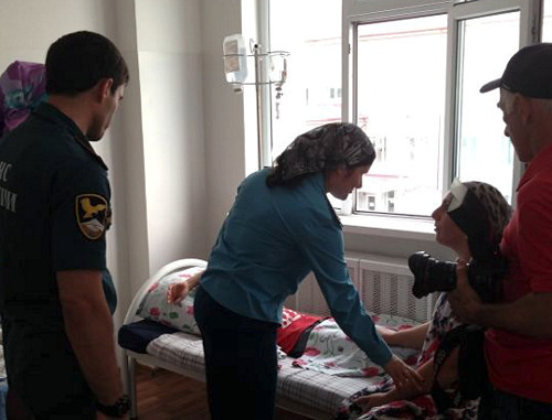 Учащимся школы №17 Грозного оказывают помощь в Республиканской детской клинической больнице. 17 мая 2013 г. Фото пресс-службы ГУ МЧС России по Чеченской Республике, www.95.mchs.gov.ru Учащимся школы №17 Грозного оказывают помощь в Республиканской детской клинической больнице. 17 мая 2013 г. Фото пресс-службы ГУ МЧС России по Чеченской Республике, www.95.mchs.gov.ru