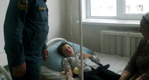 В одной из палат Республиканской детской клинической больницы в Грозном, куда были направлены учащиеся школы №17. 17 мая 2013 г. Фото пресс-службы ГУ МЧС Чеченской республики, 95.mchs.gov.ru