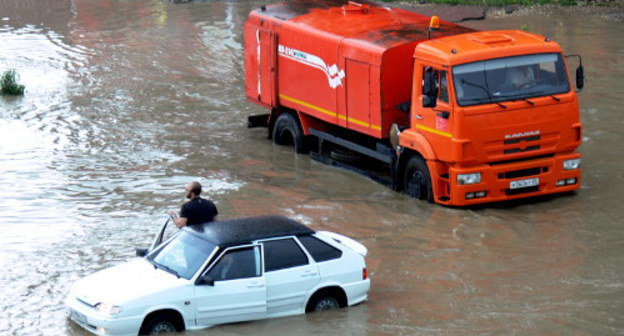 Ливневые дожди в Дагестане. Затопленная проезжая часть в Махачкале, 17 мая 2013 г. Фото Патимат Махмудовой для "Кавказского узла"