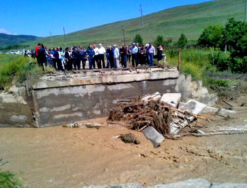 На Башлычаевском водохранилище проводятся аварийно-восстановительные работы. Каякентский район, Дагестан, 20 мая 2013 г. Фото: ГУ МЧС России по Републике Дагестан, www.05.mchs.gov.ru На Башлычаевском водохранилище проводятся аварийно-восстановительные работы. Каякентский район, Дагестан, 20 мая 2013 г. Фото: ГУ МЧС России по Републике Дагестан, www.05.mchs.gov.ru