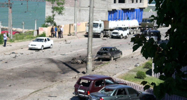 На месте взрыва на улице Орджоникидзе в Махачкале. 20 мая 2013 г. Фото: пресс-служба ФССП России