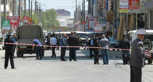 На месте теракта в Махачкале. 20 мая 2013 г. Фото: пресс-служба ФССП России