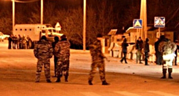 На месте убийство военнослужащего внутренних войск МВД в поселке Дугулубгей Баксанского района КБР. 20 мая 2013 г. Фото пресс-службы МВД КБР, 07.mvd.ru