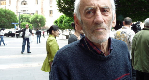 Ереванский пенсионер, присутствующий на акции с требованием не допустить подорожания газа, опасается, что в случае повышения тарифов его пенсии не хватит на оплату отопления. Ереван, 16 мая 2013 г. Фото Армине Мартиросян для "Кавказского узла"