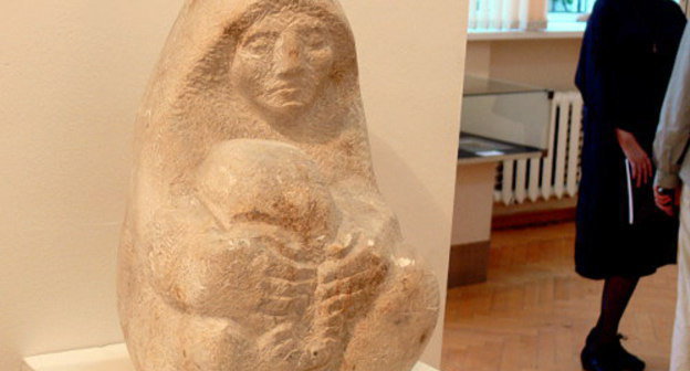 Скульптура "Старая мастерица из аула Балхар" работы Вадима Шелова на выставке "Дагестан глазами русских художников второй половины XIX-XX веков".