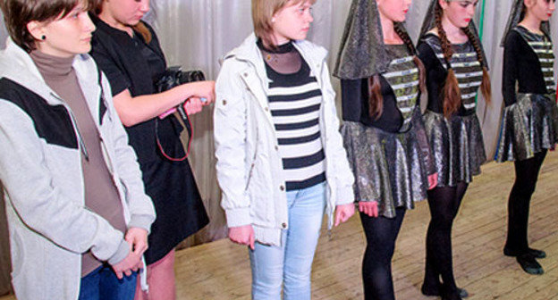 В Тырныаузе участники ансамбля "Арабеск" почтили память погибших. КБР, май 2013 г. Фото: Пресс-служба Эльбрусского района КБР