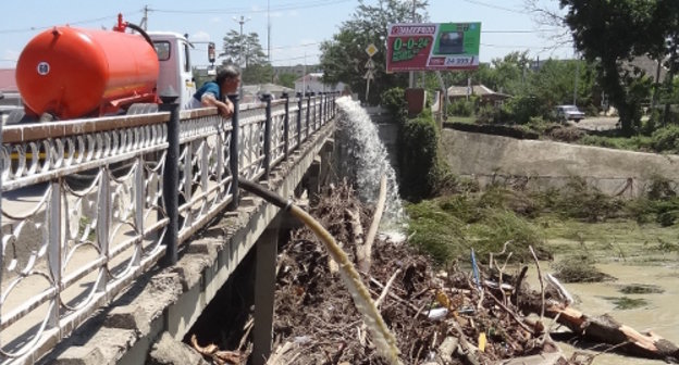 На мосту через реку Адагум. Краснодарский край, Крымск, 9 июля 2012 г. Фото Натальи Дорохиной для "Кавказского узла"