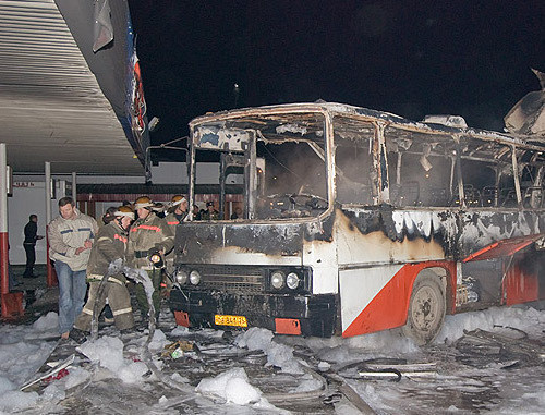 Взорванный пассажирский автобус "Пятигорск-Ставрополь" на автовокзале Невинномысска. 9 декабря 2007 г. Фото: www.NevinkaOnline.RU Взорванный пассажирский автобус "Пятигорск-Ставрополь" на автовокзале Невинномысска. 9 декабря 2007 г. Фото: www.NevinkaOnline.RU
