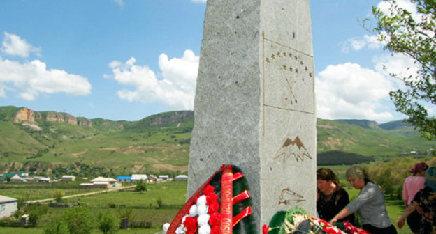 Возложение цветов к памятнику жертвам Кавказской войны в ауле Али-Бердуковском. КЧР, Хабезский район, 21 мая 2013 г. Фото: kchr.info