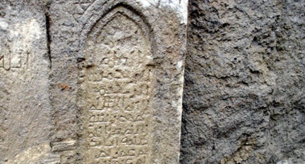 Каменные надгробные плиты с арабскими надписями, найденные в Дербенте 18 апреля 2013 г. Фото: derbent.ru
