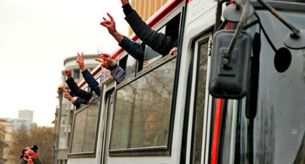 Автобус с задержанными во время акции протеста в поддержку жителей Исмаиллы. Баку, 26 января 2013 г. Фото Азиза Каримова для "Кавказского узла"