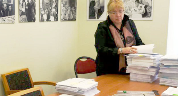 Исполнительный директор Международного Мемориала Елена Жемкова с частью документов, отданных проверяющим. Москва, март 2013 г. Фото  Артёма  Хана (Deustche Welle)