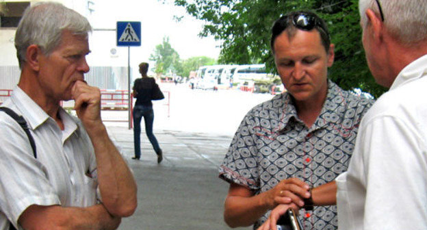 Организаторы митинга в защиту материнства и детства Владимир Васильченко, Николай Беликов и Валерий Котельников (слева направо) совещаются у входа в Комитет общественной безопасности, казачества и административных органов Администрации Волгограда. Май 2013 г. Фото Вячеслава Ященко для "Кавказского узла"