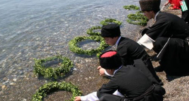 Мероприятия, посвященные Дню памяти жертв Кавказской войны в ауле Большой Кичмай. На снимке: собравшиеся опускают венки в море. Краснодарский край, 21 мая 2008 г. Фото: Анзор Нибо, http://www.21may1864.ru/