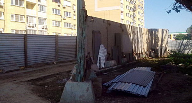 Два забора, возведенных застройщиком вокруг дома семьи Порфирьевых на Амурской. 23 мая 2013 г. Фото Елены Гребенюк для "Кавказского узла"