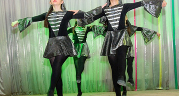 Выступление ансамбля "Арабеск", посвященное памяти погибших в аварии. КБР, Эльбрусский район, Тырныауз, 17 мая 2013 г. Фото пресс-службы Эльбрусского района КБР, http://el.adm-kbr.ru