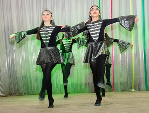 Выступление ансамбля "Арабеск", посвященное памяти погибших в аварии. КБР, Эльбрусский район, Тырныауз, 17 мая 2013 г. Фото пресс-службы Эльбрусского района КБР, http://el.adm-kbr.ru Выступление ансамбля "Арабеск", посвященное памяти погибших в аварии. КБР, Эльбрусский район, Тырныауз, 17 мая 2013 г. Фото пресс-службы Эльбрусского района КБР, http://el.adm-kbr.ru