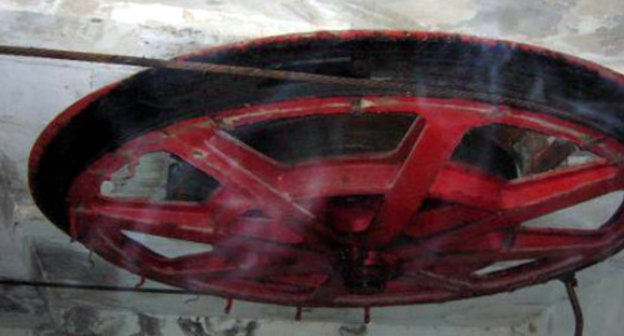 Блок с тросом канатной дороги. Фото: http://07kbr.ru