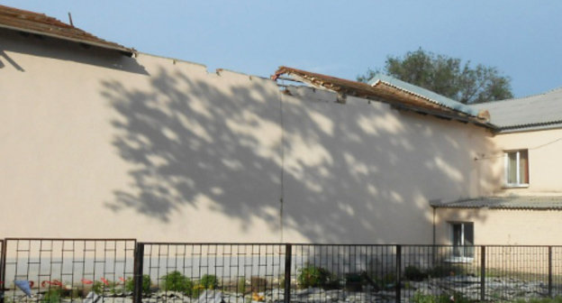 Спортзал СОШ №13 с обрушенной кровлей. Ростовская область, Донецк, 26 мая 2013 г. Фото пресс-службы ГУ МЧС России по Ростовской области, www.61.mchs.gov.ru