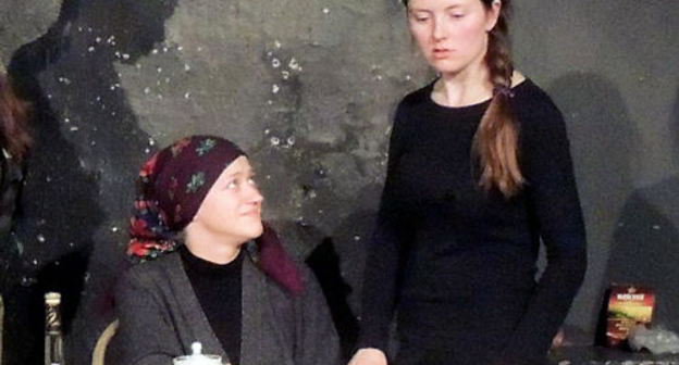 Сцена из спектакля режиссера Лайлы Овсянниковой "Под небом вайнахов" в Театр.doc. Москва, 24 мая 2013 г. Справа - Лайла Овсянникова. Фото Карины Гаджиевой для "Кавказского узла"