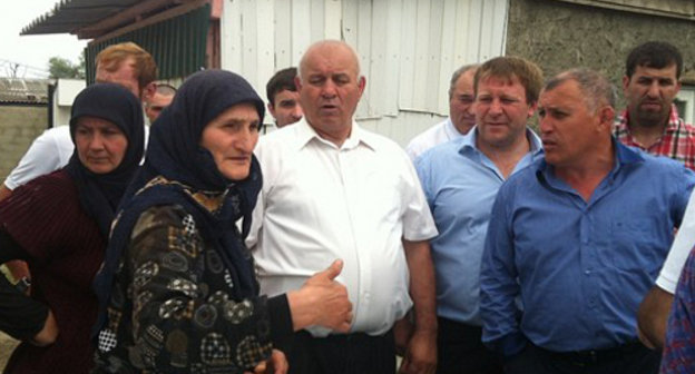 Жители Кизилюртовского района у избирательного участка в день голосования на выборах депутатов местного собрания. 26 мая 2013 г. Фото: http://www.riadagestan.ru