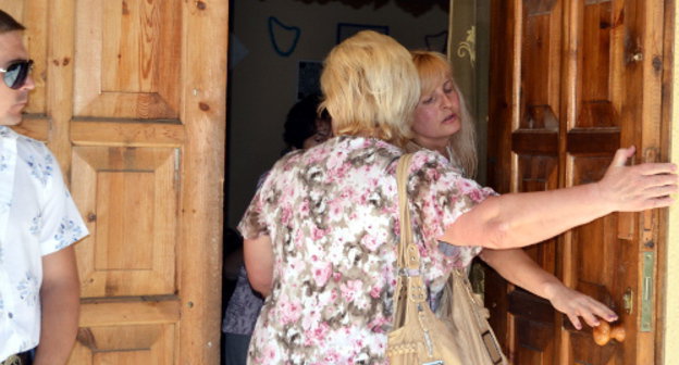 Вход в здание Дома культуры на улице Дарвина, куда прошли представители администрации и городского собрания Сочи, но не были допущены жители Кудепсты. Сочи, 25 мая 2013 г. Фото Светланы Кравченко для "Кавказского узла"