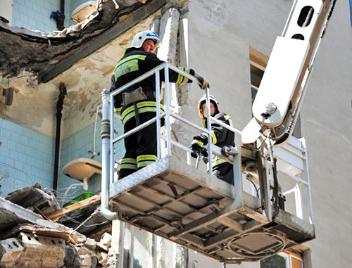 Спасатели МЧС работают на месте обрушившегося общежития. Новочеркасск, 29 мая 2013 г. Фото: пресс-служба ЮРЦ МЧС России. Спасатели МЧС работают на месте обрушившегося общежития. Новочеркасск, 29 мая 2013 г. Фото: пресс-служба ЮРЦ МЧС России.