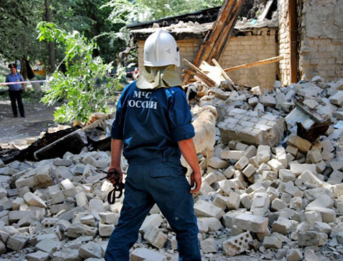 На месте обрушившегося общежития в Новочеркасске. Ростовская область, 29 мая 2013 г. Фото: пресс-служба ЮРЦ МЧС России На месте обрушившегося общежития в Новочеркасске. Ростовская область, 29 мая 2013 г. Фото: пресс-служба ЮРЦ МЧС России