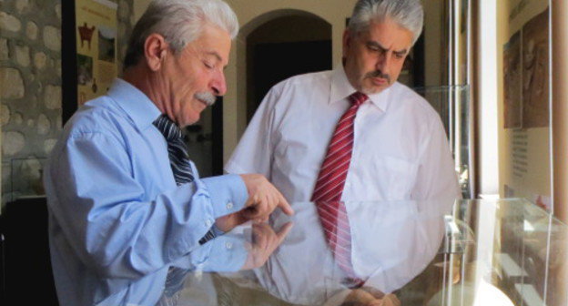 Начальник отдела по охране и изучению памятников управления туризма НКР Слава Саркисян и замминистра образования и науки НКР Армен Саркисян на выставке «Память земли. Арцах». Нагорный Карабах, Степанакерт, 25 мая 2013 г. Фото Алвард Григорян для "Кавказского узла"