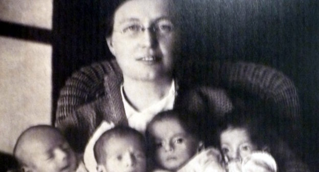 Миссионер Американского комитета помощи на Ближнем Востоке со спасенными детьми. Харберд, 1922 год. Фото из Рокфеллеровского архивного центра (Rockefeller Archive Center), представленное на выставке "По следам армянских сирот" в Ереване.