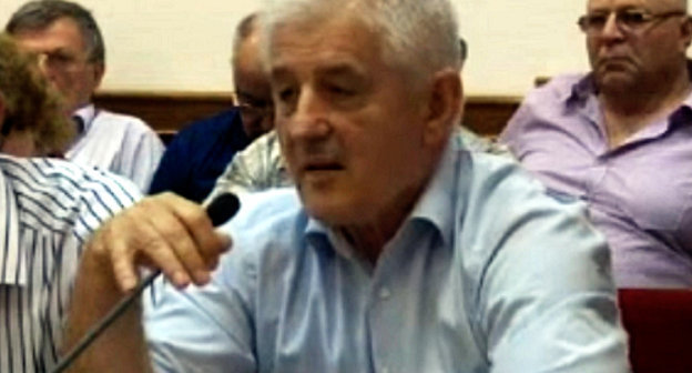 Магомед Магомедрасулов выступает на общем собрании городского актива Махачкалы, посвященном аресту мэра Саида Амирова. Махачкала, 2 июня 2013 г. Кадр из видеорепортажа пресс-службы Администрации г. Махачкалы, http://www.mkala.ru