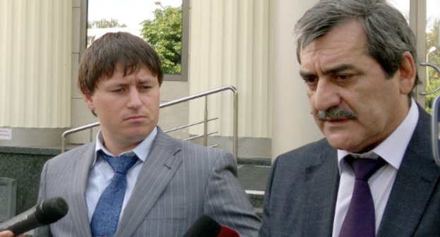 Адвокаты подсудимых по делу об убийстве Политковской Алексей Михальчик и Саид Арсамерзаев. Москва, 4 июня 2013 г. Фото "Кавказского узла"