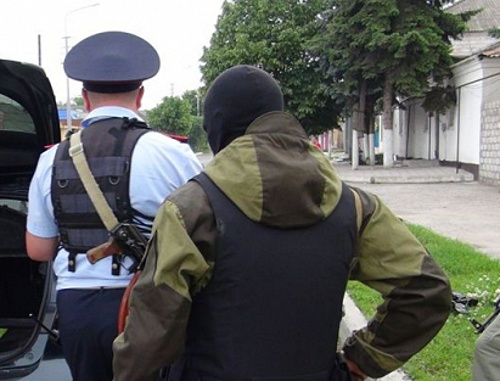 Досмотр автомобиля сотрудниками силовых ведомств. Фото пресс-службы МВД КБР, 07.mvd.ru Досмотр автомобиля сотрудниками силовых ведомств. Фото пресс-службы МВД КБР, 07.mvd.ru