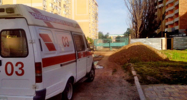 Скорая помощь, вызванная к Регине Порфирьевой, не смогла подъехать к дому по улице Амурской, 14 из-за запертых застройщиком ворот. Астрахань, май 2013 г. Фото Елены Гребенюк для "Кавказского узла"