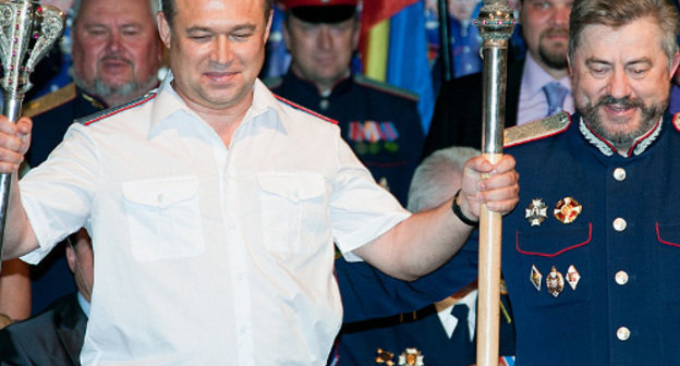 Виктор Гончаров (слева) принимает атаманские пернач и насеку. Новочеркасск, театр Комиссаржевской, 9 июня 2013 г. Фото пресс-службы губернатора Ростовской области, http://donland.ru