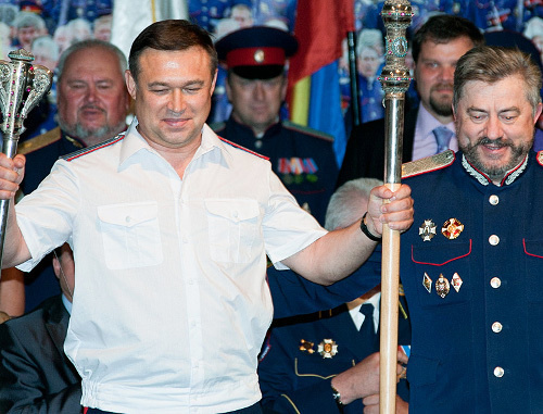 Виктор Гончаров (слева) принимает атаманские пернач и насеку. Новочеркасск, театр Комиссаржевской, 9 июня 2013 г. Фото пресс-службы губернатора Ростовской области, http://donland.ru Виктор Гончаров (слева) принимает атаманские пернач и насеку. Новочеркасск, театр Комиссаржевской, 9 июня 2013 г. Фото пресс-службы губернатора Ростовской области, http://donland.ru