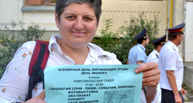Ольга Носковец, представитель "Экологической Вахты по Северному Кавказу" в Сочи и организатор акции. Сочи, 9 июня 2013 г. Фото Светланы Кравченко для "Кавказского узла"