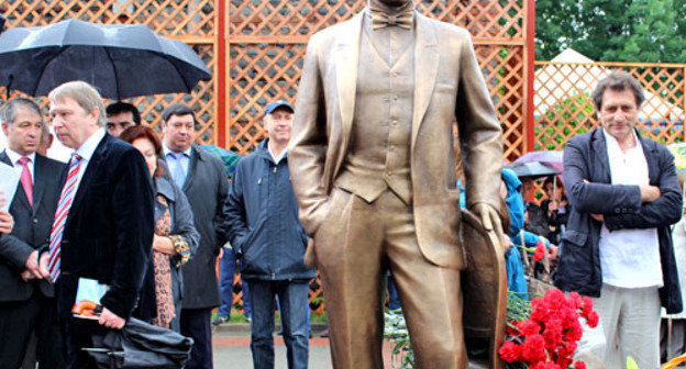 Памятник Евгению Вахтангову открыт во Владикавказе. Северная Осетия, 8 июня 2013 г. Фото Дмитрия Тамерланова для "Кавказского узла"