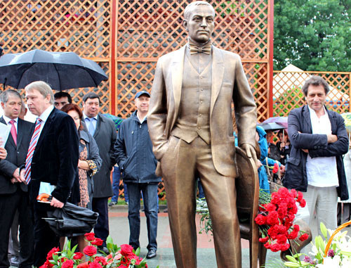 Памятник Евгению Вахтангову открыт во Владикавказе. Северная Осетия, 8 июня 2013 г. Фото Дмитрия Тамерланова для "Кавказского узла"