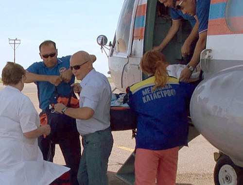 Доставка пострадавших от взрыва газа в селе Митякино на борт самолета МЧС. Волгоградская область, 8 июня 2013 г. Фото:  mchs.gov.ru