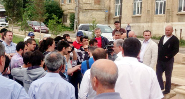 Пресс-конференция Сардара Агаларова, одного из организаторов митинга против переименования улицы Советской в Гейдара Алиева, на центральной площади Дербента.8 июня 2013 г. Фото предоставлено оргкомитетом митинга