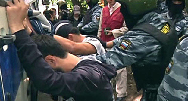 Спецоперация по задержанию в молельном доме выходцев из республик Северного Кавказа и Азербайджана. Москва, 7 июня 2013 г. Фото: Пресс-служба ГУ МВД по г. Москве, http://petrovka38.ru/



