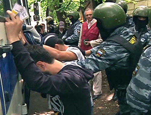 Спецоперация по задержанию в молельном доме выходцев из республик Северного Кавказа и Азербайджана. Москва, 7 июня 2013 г. Фото: Пресс-служба ГУ МВД по г. Москве, http://petrovka38.ru/



