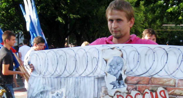 Алексей Мандригеля в одиночном пикете во время акции "Путинская Россия". Краснодар, 12 июня 2013 г. Фото предоставлено молодежной организацией партии "Яблоко"