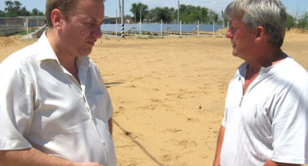 Владимир Ильин (слева) и Николай Михайловский возле установки, использующей солнечную и газовую энергию. Астраханская область, город Нариманов, июнь 2013 г. Фото Вячеслава Ященко для "Кавказского узла"