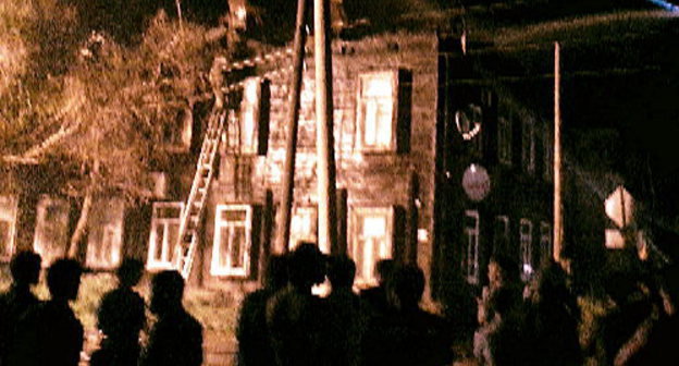 Пожар в многоквартирном деревянном доме по улице Писарева, 5 в Астрахани 15 июня 2013 г. Фото Елены Гребенюк для "Кавказского узла"