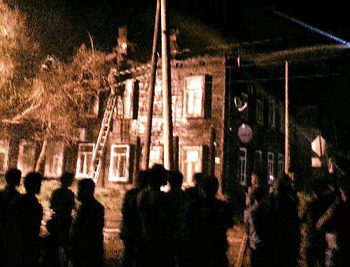 Пожар в многоквартирном деревянном доме по улице Писарева, 5 в Астрахани 15 июня 2013 г. Фото Елены Гребенюк для "Кавказского узла" Пожар в многоквартирном деревянном доме по улице Писарева, 5 в Астрахани 15 июня 2013 г. Фото Елены Гребенюк для "Кавказского узла"