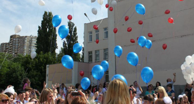Последний звонок в одной из школ Ростова-на-Дону 28 амя 2013 г. Фото: donnews.ru