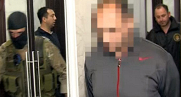 Арест обвиняемых в противоправном приобретении и хранении оружия. Тбилиси, 13 июня 2013 года. Кадр оперативной видеосъемки МВД Грузии, http://police.ge