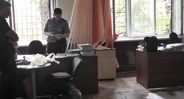 Полиция в офисе КПКГ "Поволжье" после попытки самосожжения бывшего пайщика. Волгоград, 13 июня 2013 г. Фото: http://vlg.volga-kaspiy.ru